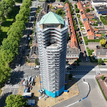 Poldertoren in de steigers bovenaf