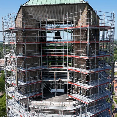 Poldertoren in de steigers klokkentoren