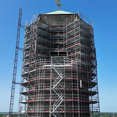 Poldertoren in de steigers bovenste deel