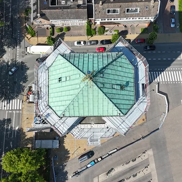 Poldertoren in de steigers dak bovenaf