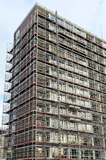 Renovatie schilderwerk, voegwerk, glaswerk & dakbedekking met Blitz renovatiesteiger